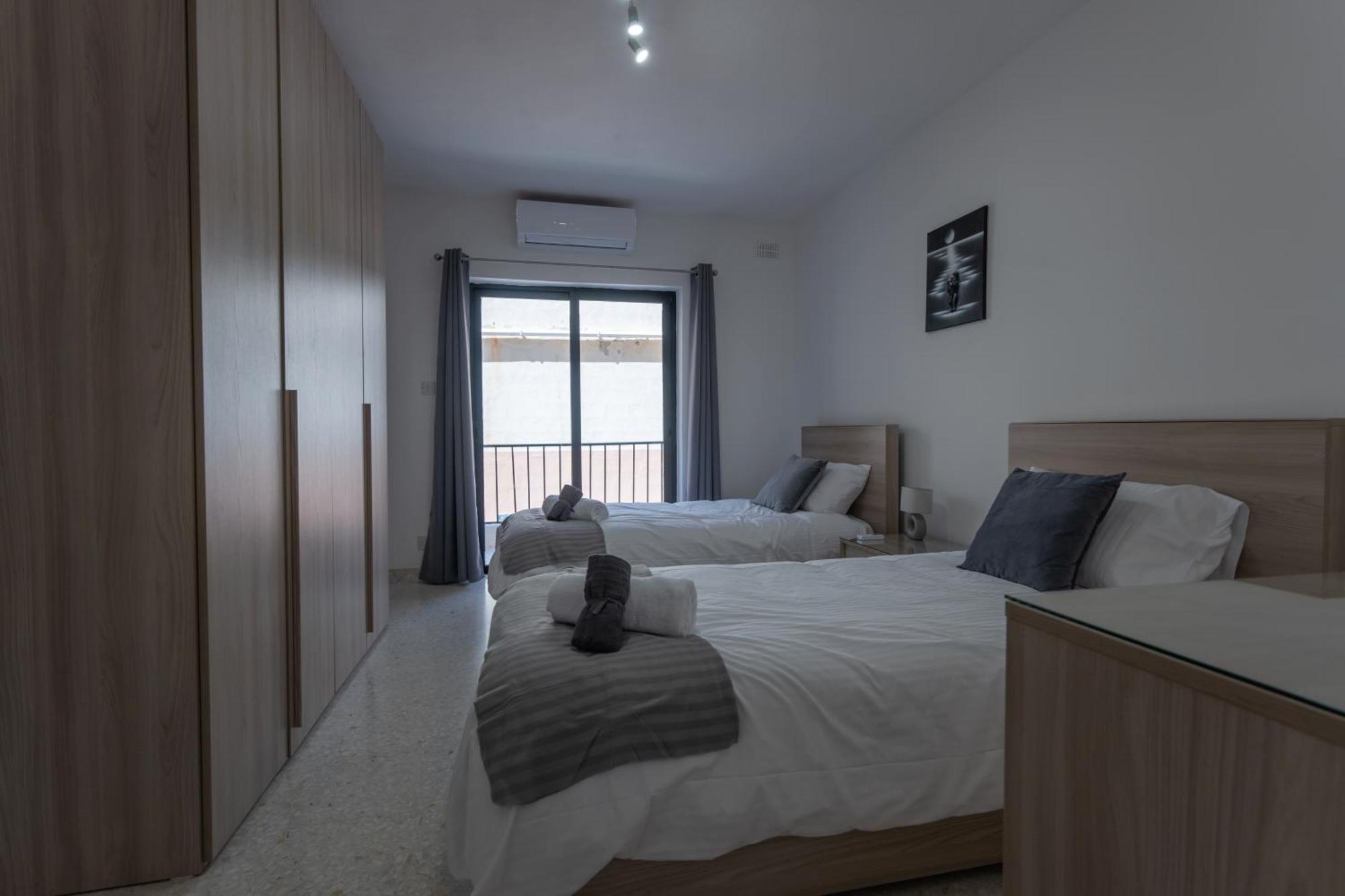 Spacious 3 Bedroom Apartment In The Heart Of St Julians Saint Julian's Екстериор снимка