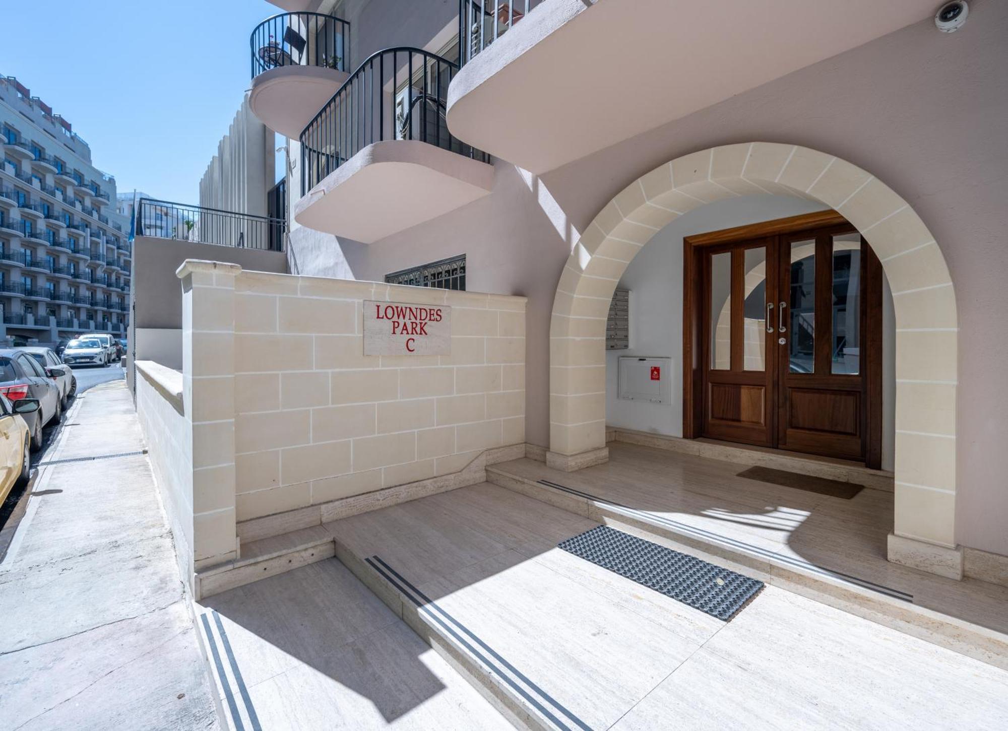 Spacious 3 Bedroom Apartment In The Heart Of St Julians Saint Julian's Екстериор снимка