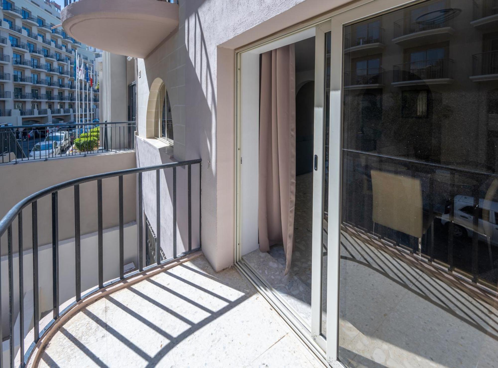 Spacious 3 Bedroom Apartment In The Heart Of St Julians Saint Julian's Екстериор снимка