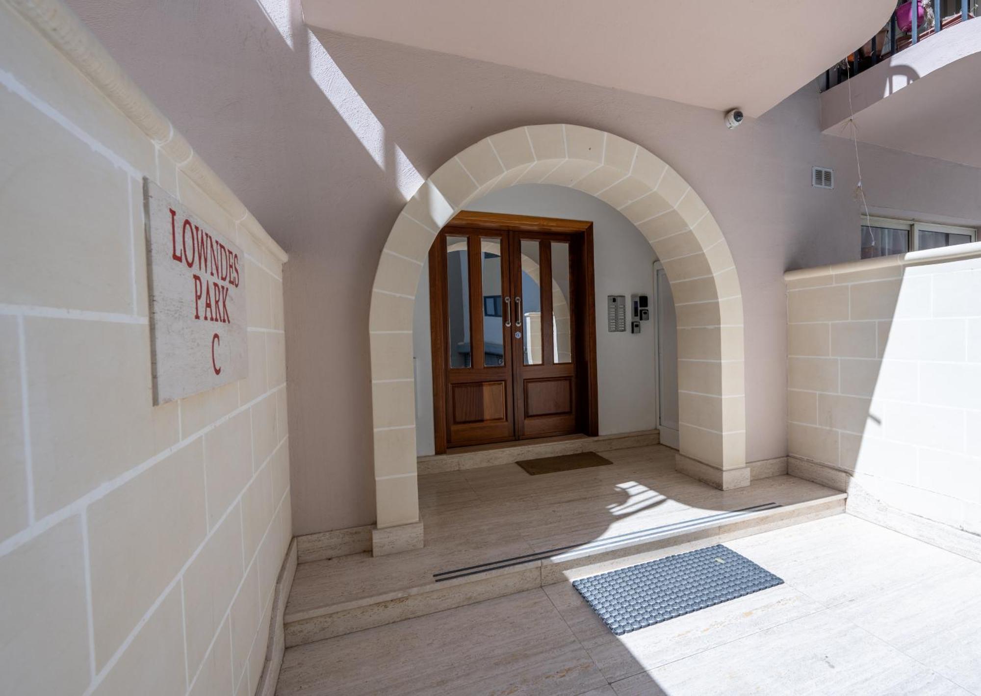 Spacious 3 Bedroom Apartment In The Heart Of St Julians Saint Julian's Екстериор снимка